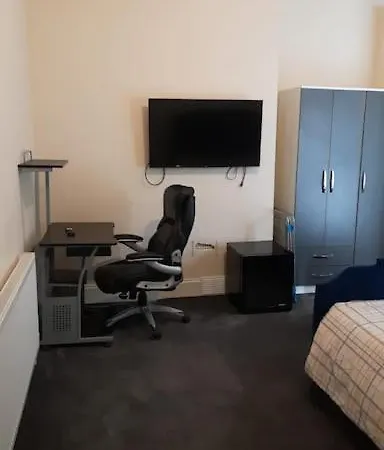 Lovely Bedroom With Shared Kitchen & Bathroom Free Parking Walsall Exterior foto