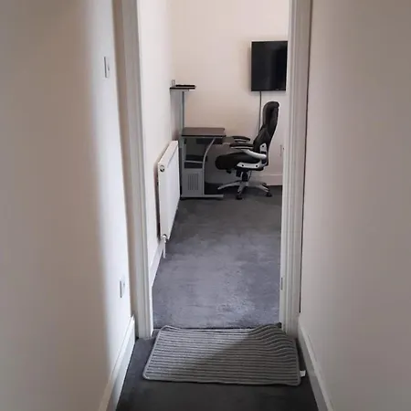Lovely Bedroom With Shared Kitchen & Bathroom Free Parking Walsall Exterior foto