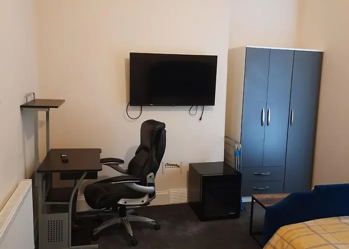 Lovely Bedroom With Shared Kitchen & Bathroom Free Parking