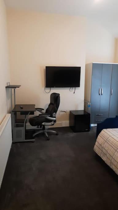 Apartment Lovely Bedroom With Shared Kitchen & Bathroom Free Parking *