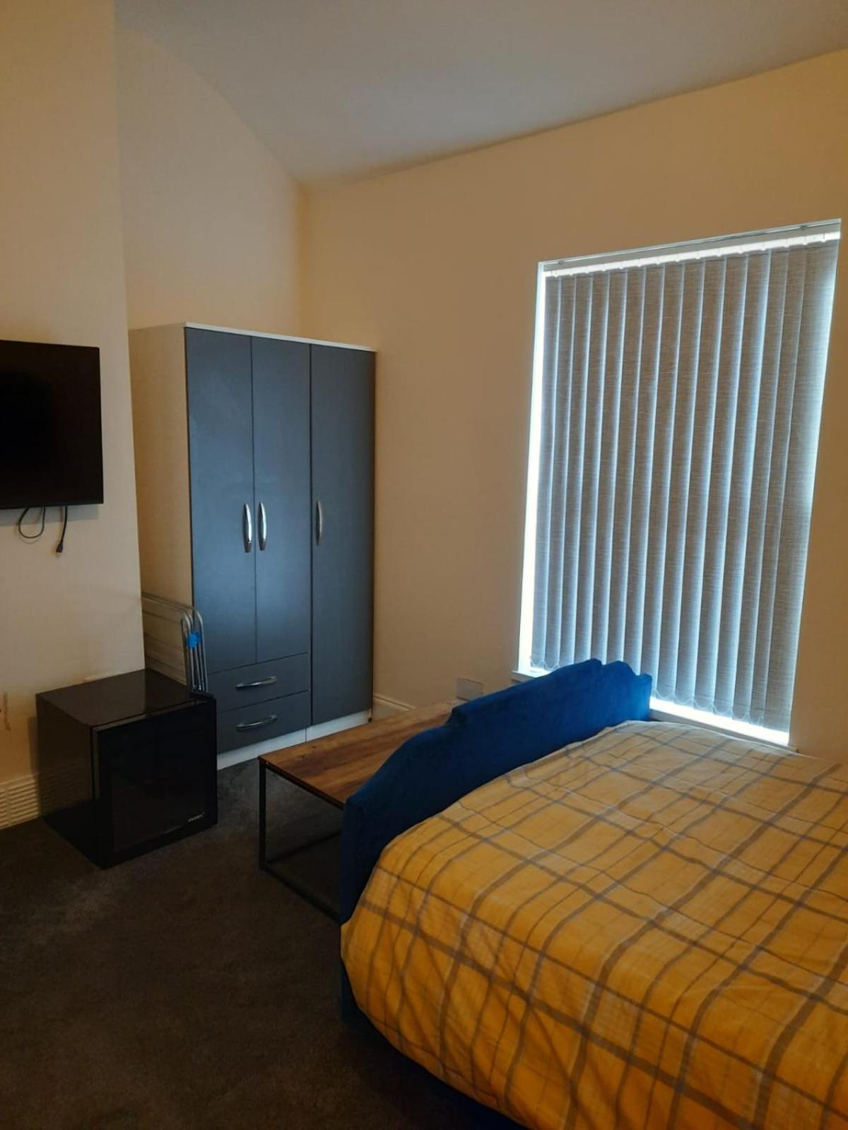 Lovely Bedroom With Shared Kitchen & Bathroom Free Parking Walsall