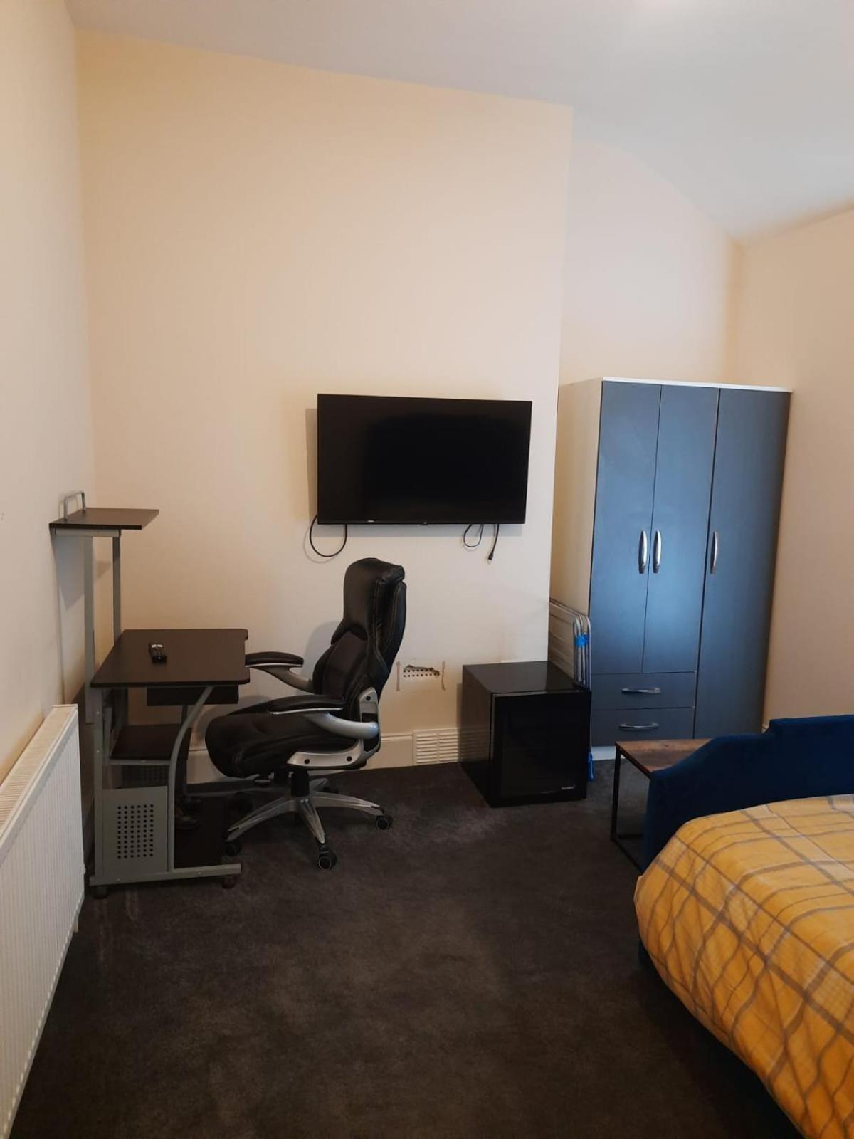 Lovely Bedroom With Shared Kitchen & Bathroom Free Parking * Walsall