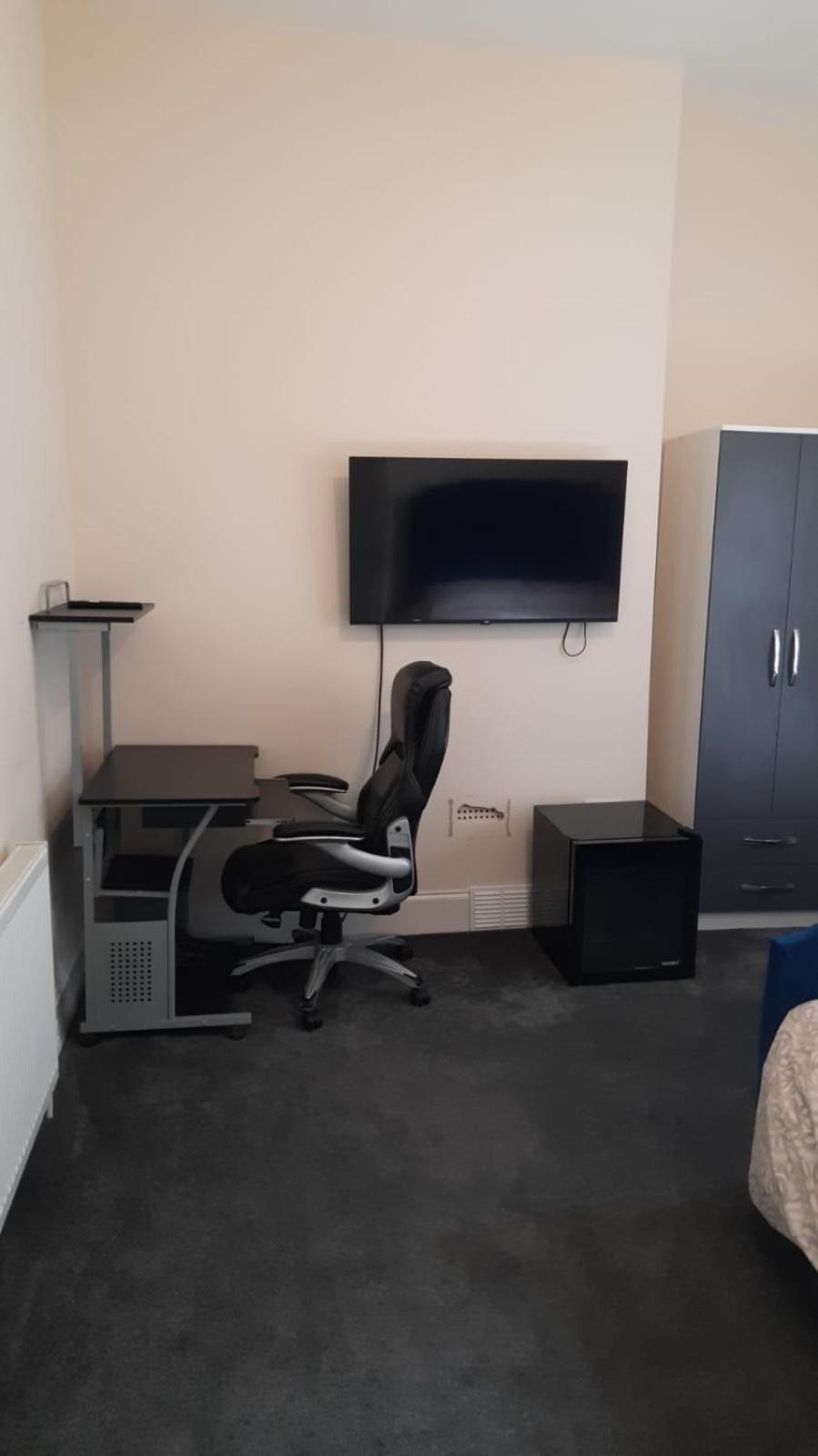 Lovely Bedroom With Shared Kitchen & Bathroom Free Parking *